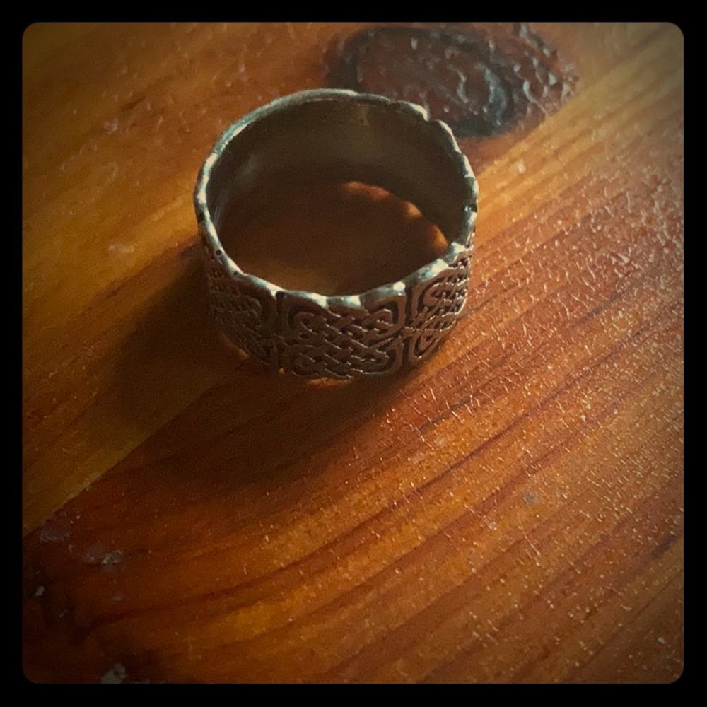 Ring with beautiful woven knit pattern